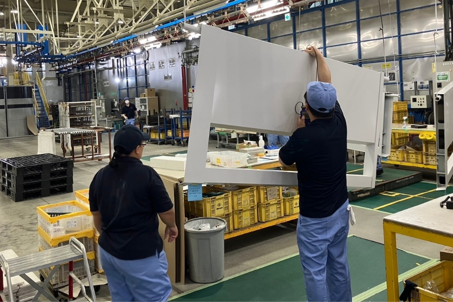 社員が業務に当たっている様子(脱荷)